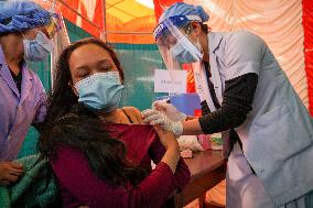 Nepal health workers received  COVID-19 vaccination